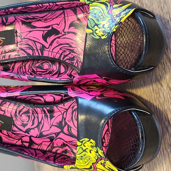 🍁Iron Fist SABERTOOTH VIPER Platform Pumps in Black, Pink, and Yellow - Picture 7 of 16